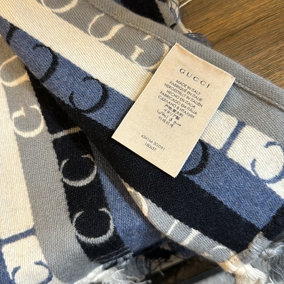 Authentic Gucci wool scarf - Picture 3 of 4